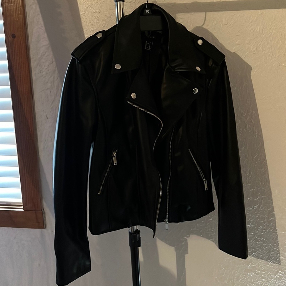 Black leather jacket Forever 21 small